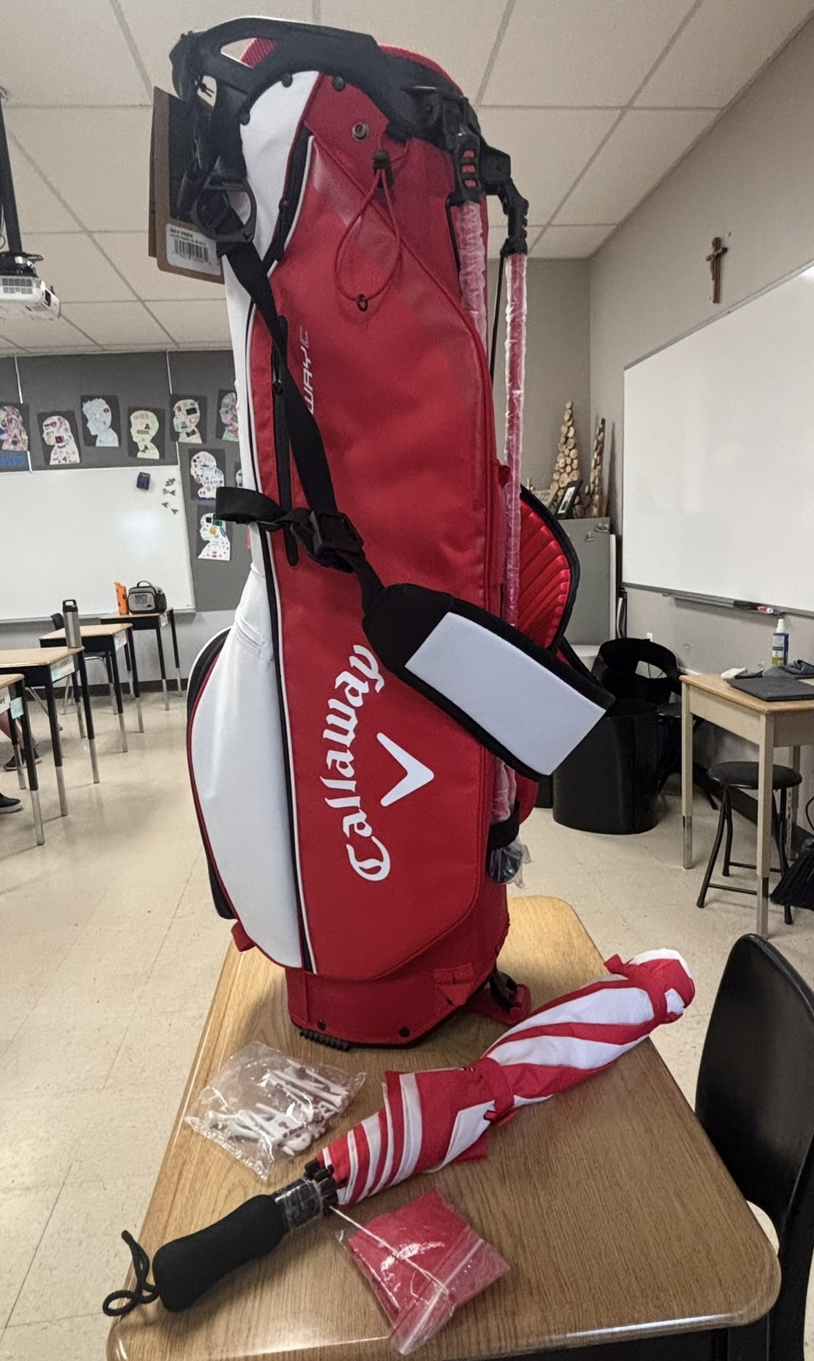 Callaway Golf Bag with carrying straps & stand, includes golf umbrella, tees, divot replacer & ball marker