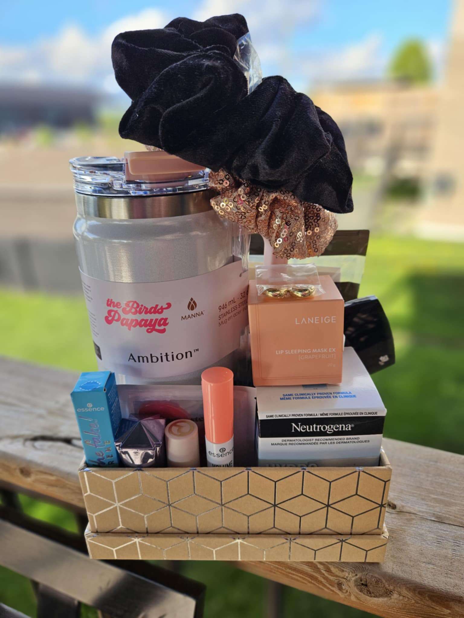 Beauty Gals Makeup Gift Pack - Includes hair scrunchies, a pair of earrings, moisturizer, eyeshadow, lip gloss, a cup and MORE!!!!